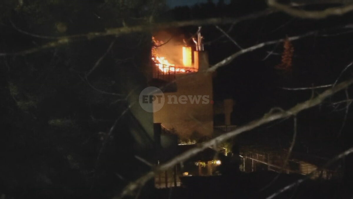 Υλικές ζημιές από φωτιά σε δώμα πολυκατοικίας στο Ωραιόκαστρο – Αστυνομικοί απεγκλώβισαν μητέρα και ανήλικα τρία παιδιά