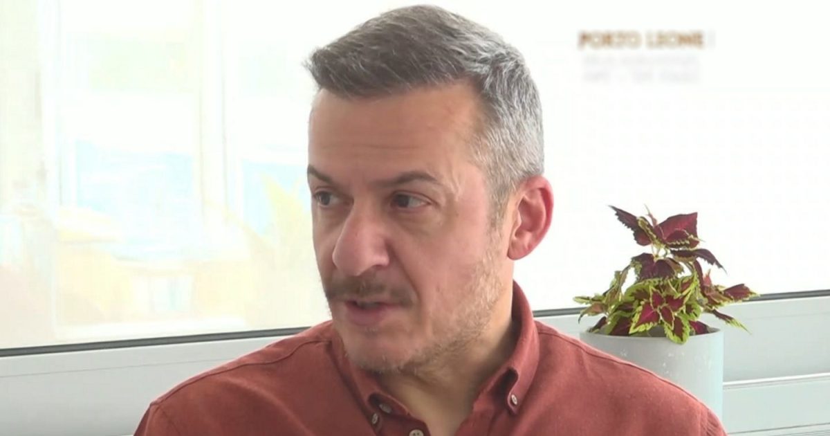 Πάνος Δημάκης: «Σαν παιδί ήμουν ένα κοινωνικό φυτό»