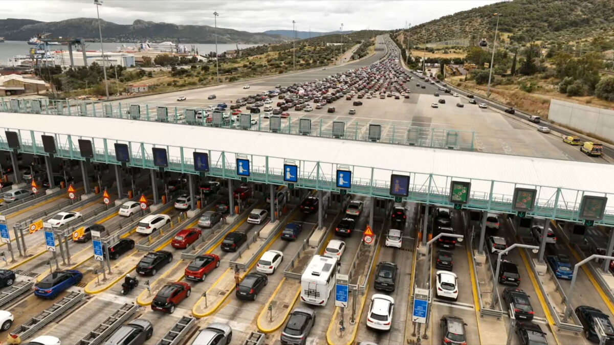 Σε εξέλιξη η έξοδος για το τριήμερο της Πρωτομαγιάς: Ουρές οχημάτων και καθυστερήσεις στις Εθνικές Οδούς – Έκτακτα δρομολόγια στα ΚΤΕΛ