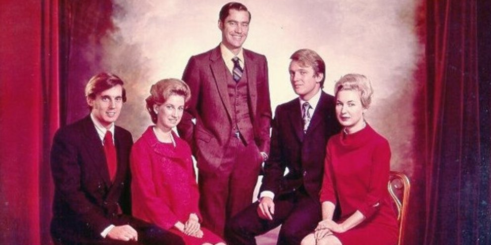 Τα αδέρφια Τραμπ. Από αριστερά Robert, Elizabeth, Freddy, Donald και Maryanne