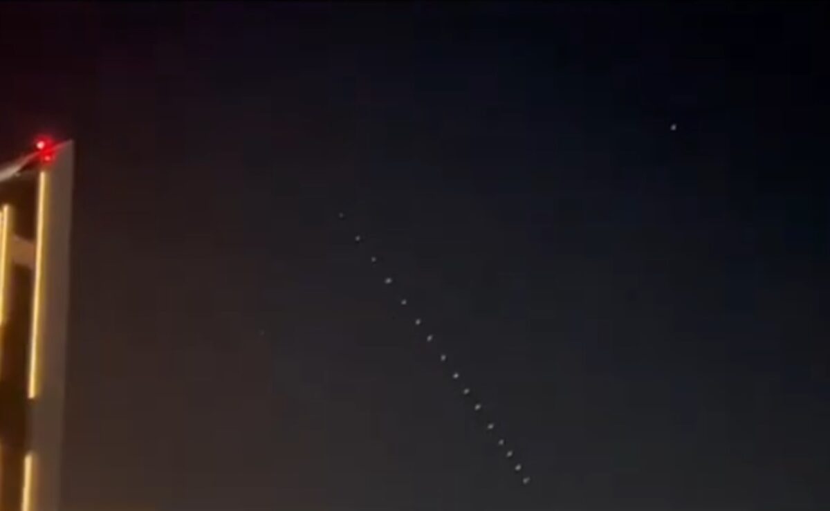 Φωτεινό «τρένο» δορυφόρων Starlink πέρασε πάνω από την Κύπρο, δείτε βίντεο