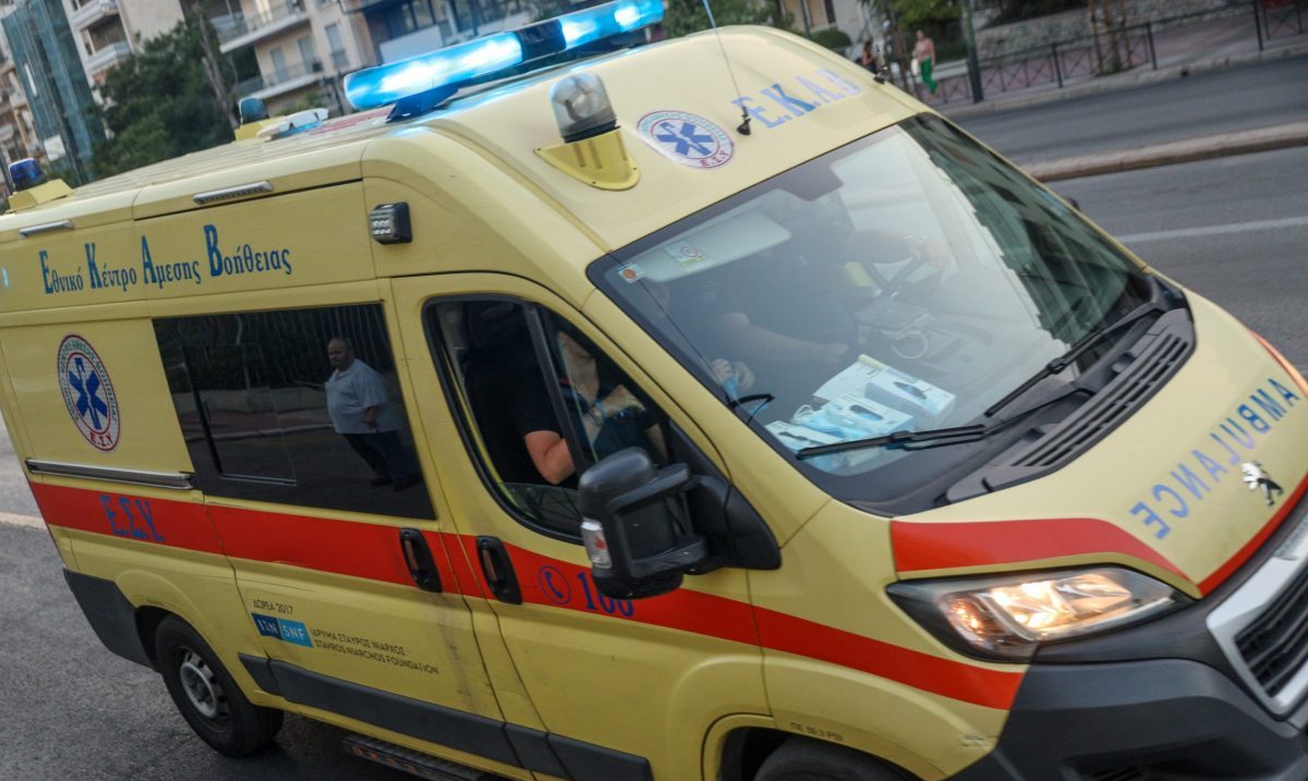 Άνδρας κατέρρευσε ξαφνικά έξω από το ΑΤ Χαλκίδας, μεταφέρθηκε στο νοσοκομείο