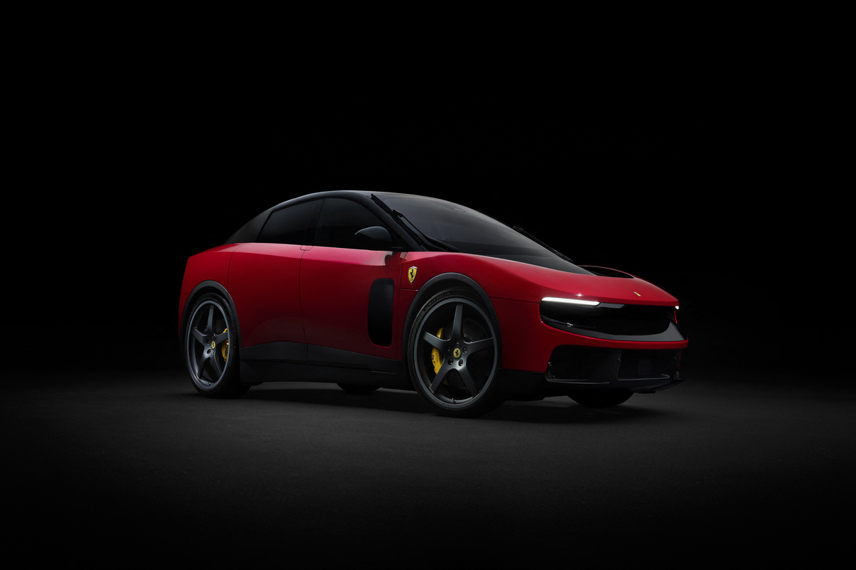 Ιταλία: Η πρώτη ηλεκτροκίνητη Ferrari δεν έπεισε την αγορά – Πτώση 6% στο χρηματιστήριο και σφοδρότατες αντιδράσεις