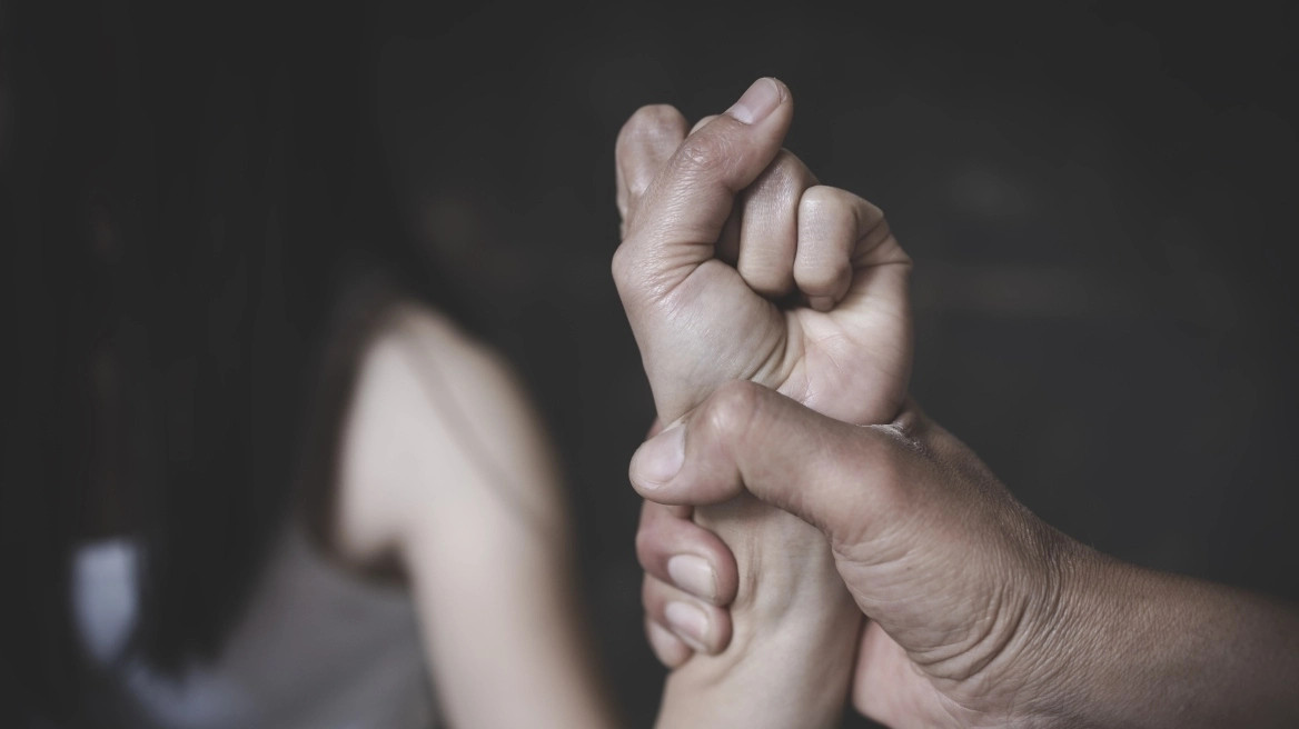 Χανιά: Κατήγγειλε τον σύζυγό της ότι τη χτύπησε άγρια μπροστά στα παιδιά τους, της έσπασε δόντι