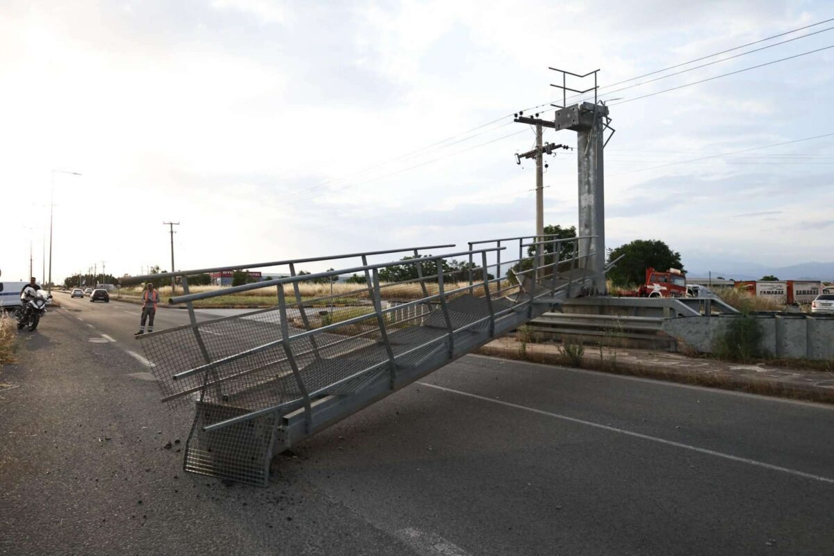 Φορτηγό γκρέμισε μεταλλική εγκατάσταση πινακίδας στην οδό Βόλου -Τραυματίστηκε ελαφρά ο οδηγός