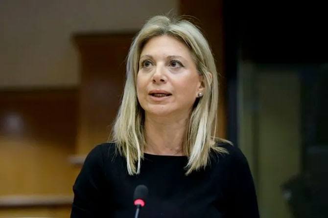 Η πρόεδρος Μαρία και οι… φυτευτοί