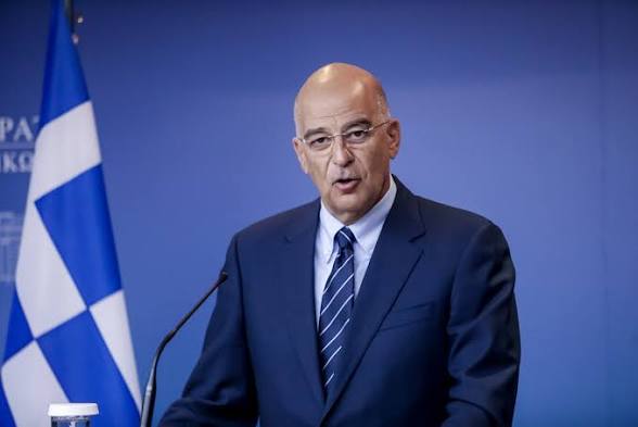 Μισό βήμα πίσω από τον Δένδια – Δήλωσε στήριξη σε Μητσοτάκη και δεν σήκωσε το γάντι με Άδωνι
