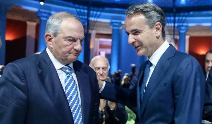 Οι διαρροές για Καραμανλή που εξόργισαν το Μαξίμου
