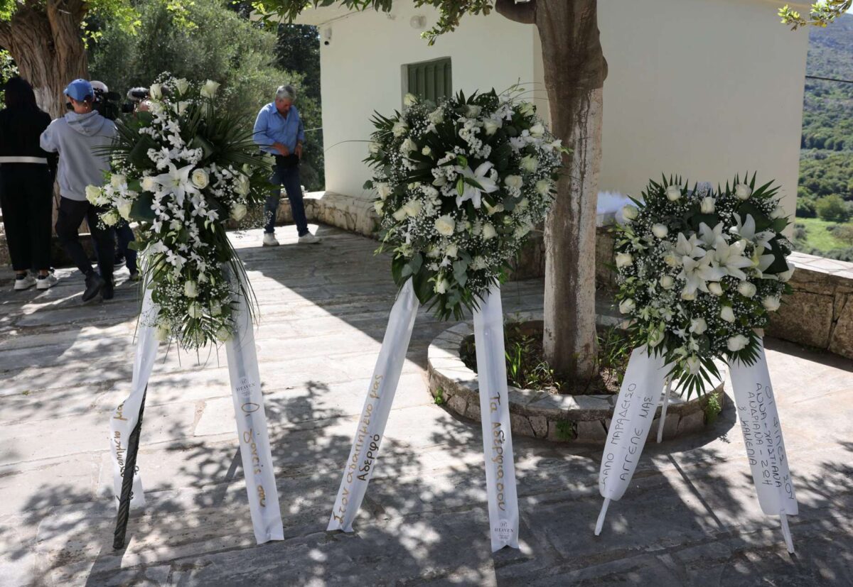 Φόβοι για βεντέτα αλλά και μηνύματα καταλλαγής και ομόνοιας στο τελευταίο «αντίο» για τον 21χρονο – Τη Δευτέρα απολογούνται ο 54χρονος και η σύζυγός του