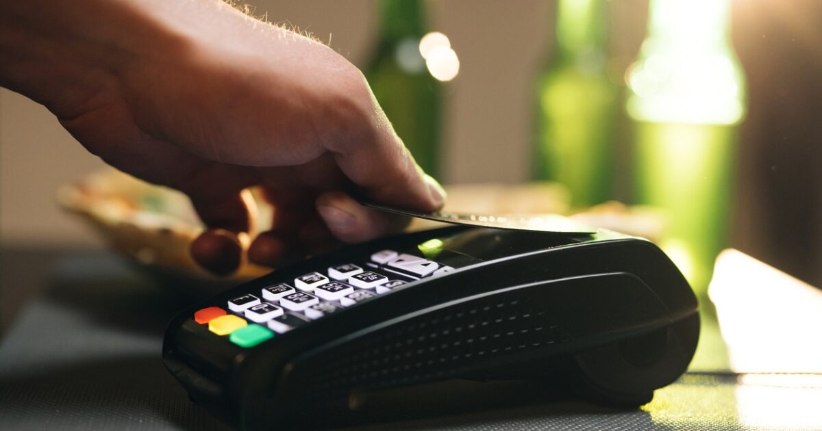 Φοροδιαφυγή: Στο μικροσκόπιο της ΑΑΔΕ τα POS και η διασύνδεση με τις ταμειακές μηχανές