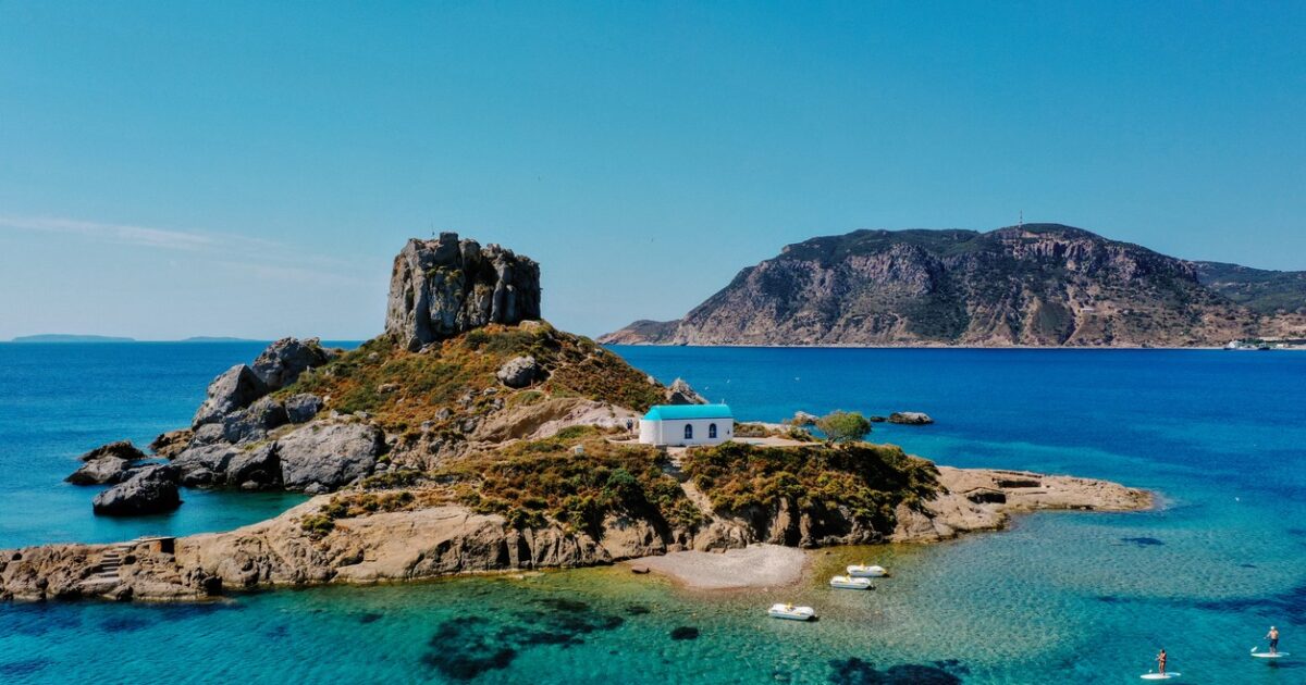 Χωροταξικό για τον τουρισμό: Στροφή σε μη κορεσμένες περιοχές, «πλαφόν» κλινών στα νησιά και «απαγορευτικό» 25 μέτρα από την ακτή