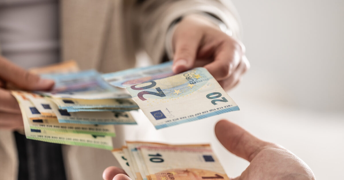 Επίδομα 300 ευρώ σε συνταξιούχους: Ποιοι είναι οι δικαιούχοι