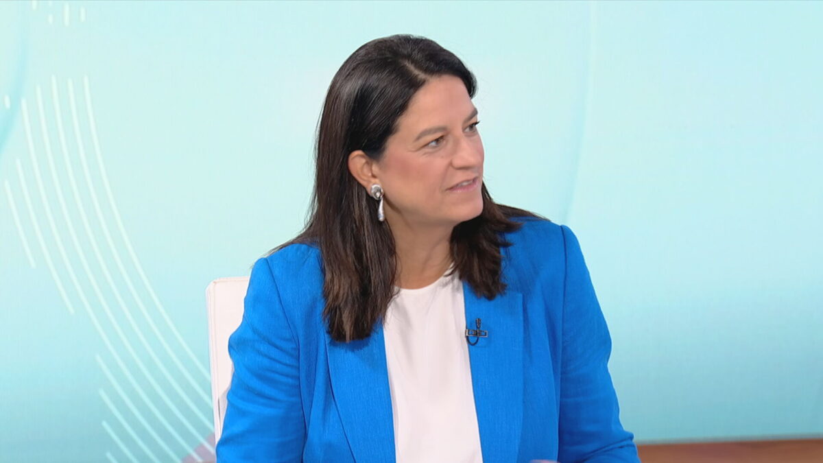 Κεραμέως: Νομοσχέδιο για ίση αμοιβή άντρα-γυναίκας – Τι απάντησε περί περικοπών σε συντάξεις χηρείας