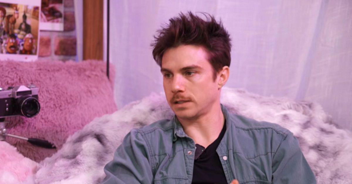 Δημήτρης Κίτσος: «Το πολύ σκοτάδι μπορεί να σε μπερδέψει, χρειάζεται μια απόσταση ασφαλείας από αυτό»