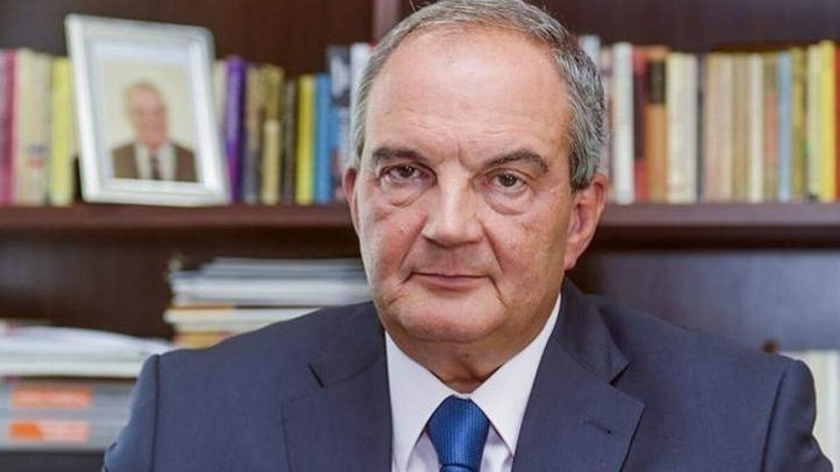 Ο Καραμανλής επιλέγει την… ηχηρή σιωπή