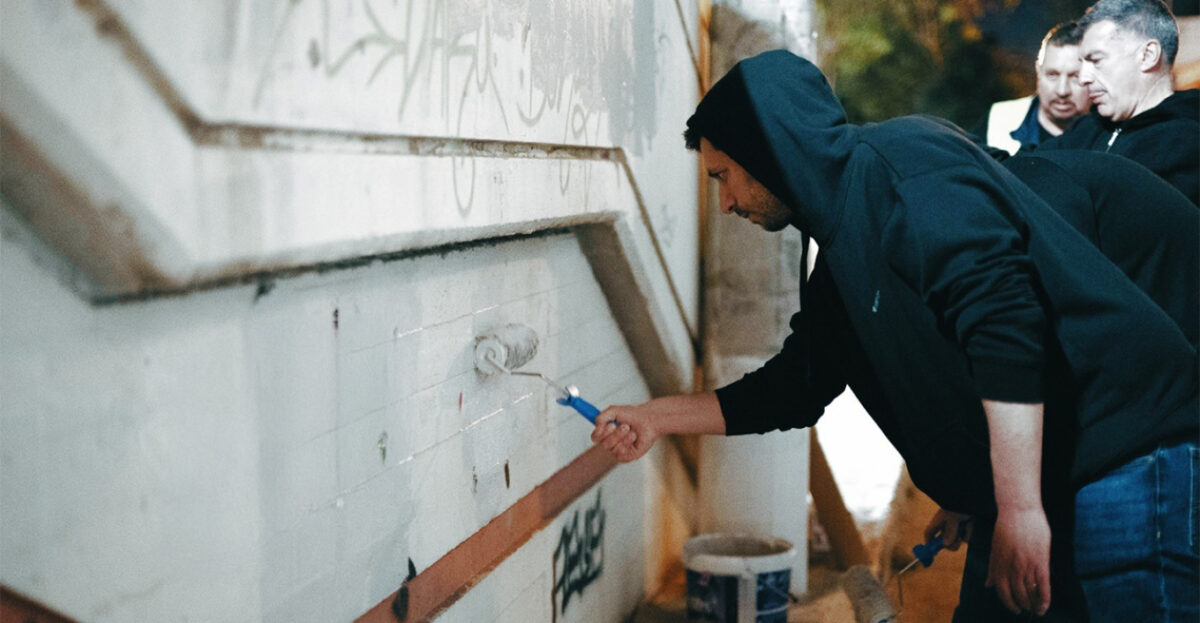 O Κυρανάκης πήρε τη βούρτσα για τα γκράφιτι στον σταθμό του ΗΣΑΠ στον Ταύρο: «Την αναρχία λίγο να σβήσουμε»