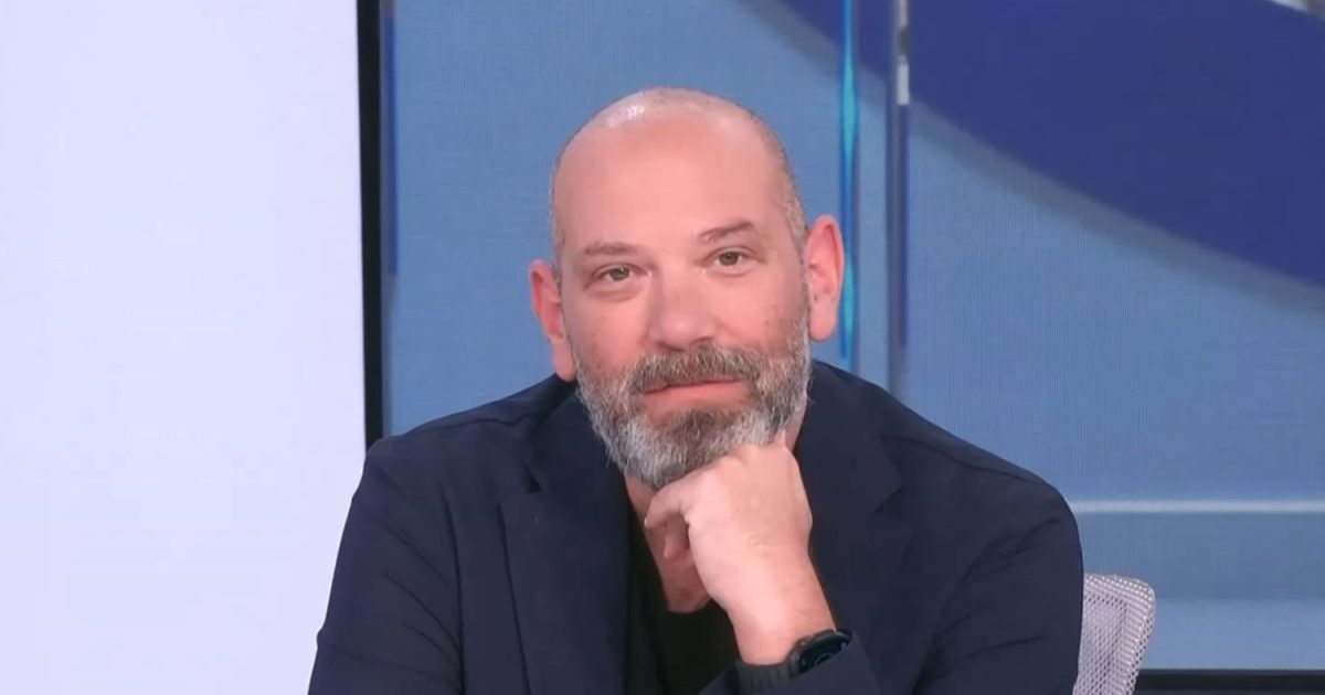 Ο Γιώργος Λάγιος «αιφνιδίασε» τη διατροφολόγο της εκπομπής: «Αυτή την βάφλα πρέπει να την φάω πριν ή μετά το σεξ; Σε 2 λεπτά δεν προλαβαίνω να την κάψω»