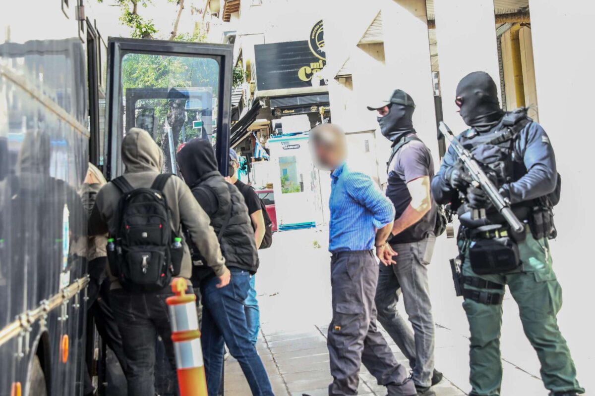 Ληστεία στην Κάτω Τιθορέα: Ποινική δίωξη για 5 κακουργήματα στους 8 συλληφθέντες – Έλαβαν προθεσμία για να απολογηθούν αύριο