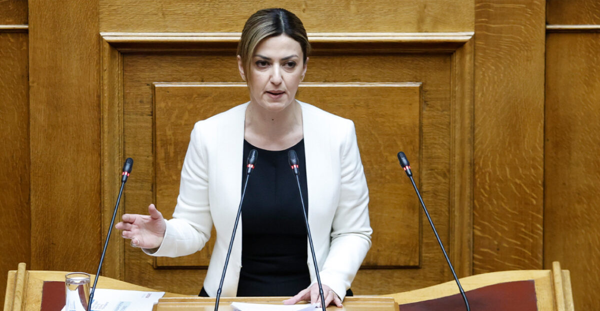 Αδιαθεσία για την Αγαπηδάκη στη Βουλή, μεταφέρθηκε προληπτικά με ασθενοφόρο στον Ευαγγελισμό