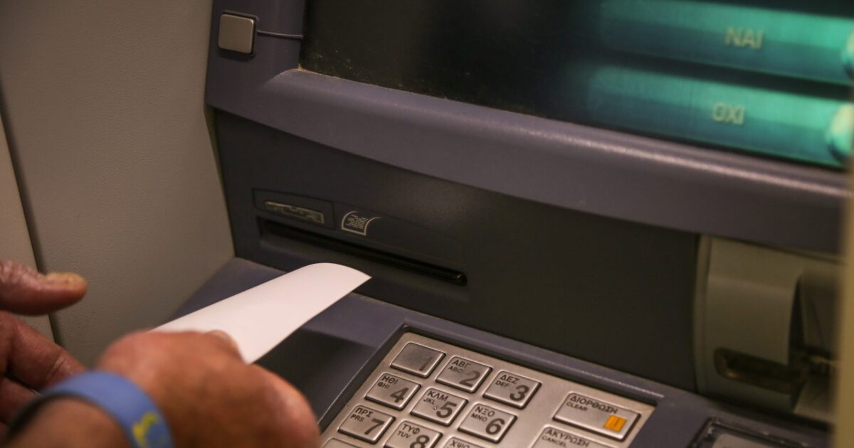 Επιδόματα από ΕΦΚΑ και ΔΥΠΑ: Ποιοι θα πάρουν χρήματα ως τις 15 Μαΐου