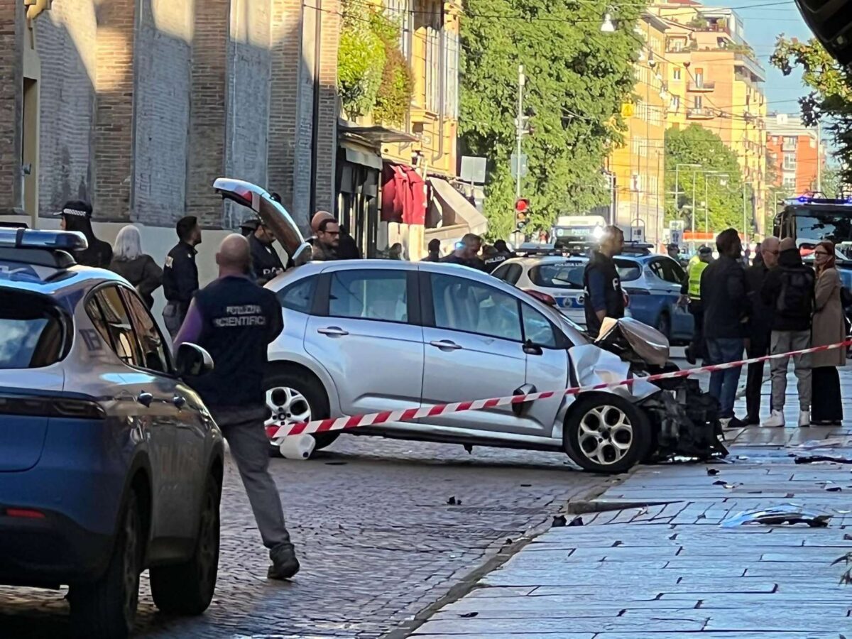 Μόντενα: Δύο από τους τραυματίες του τροχαίου ακρωριάστηκαν στα κάτω άκρα – Ακύρωσε το πρόγραμμά της η Μελόνι