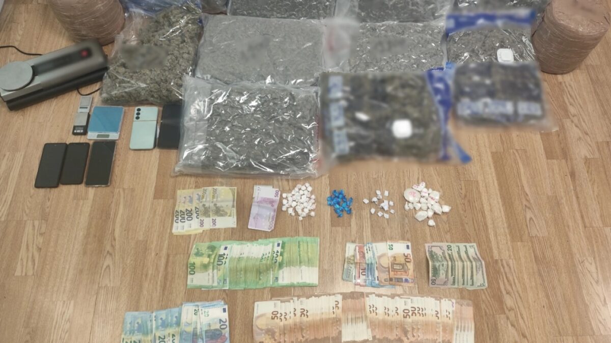 Συνελήφθησαν 3 άτομα για διακίνηση ναρκωτικών σε περιοχές της Αττικής: Βρέθηκαν κιλά κάνναβης, κοκαΐνη και χιλιάδες ευρώ σε μετρητά