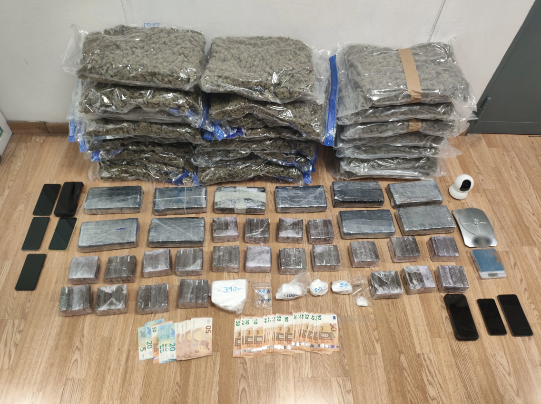 Συνελήφθησαν τρία άτομα στην Αττική για διακίνηση μεγάλων ποσοτήτων κοκαΐνης και ινδικής κάνναβης
