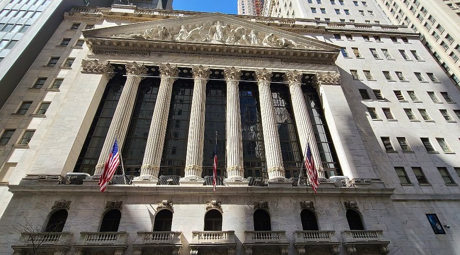 Dow Jones: Άνοδος 400 μονάδων στα συμβόλαια μελλοντικής εκπλήρωσης. Το πετρέλαιο πέφτει μετά τα μηνύματα Τραμπ για συμφωνία με το Ιράν