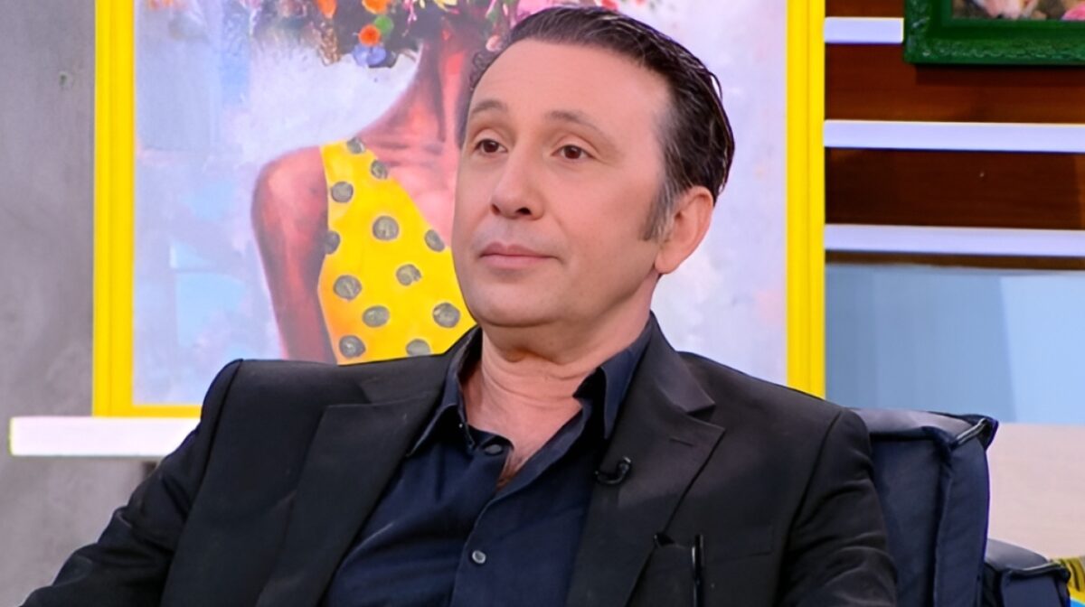 Ρένος Χαραλαμπίδης: «Ήμασταν σε ένα στούντιο με τρία δωμάτια με φθηνά σκηνικά, δεν πίστευαν πως θα γίνει κάτι τρομερό και μας άφηναν ήσυχους»
