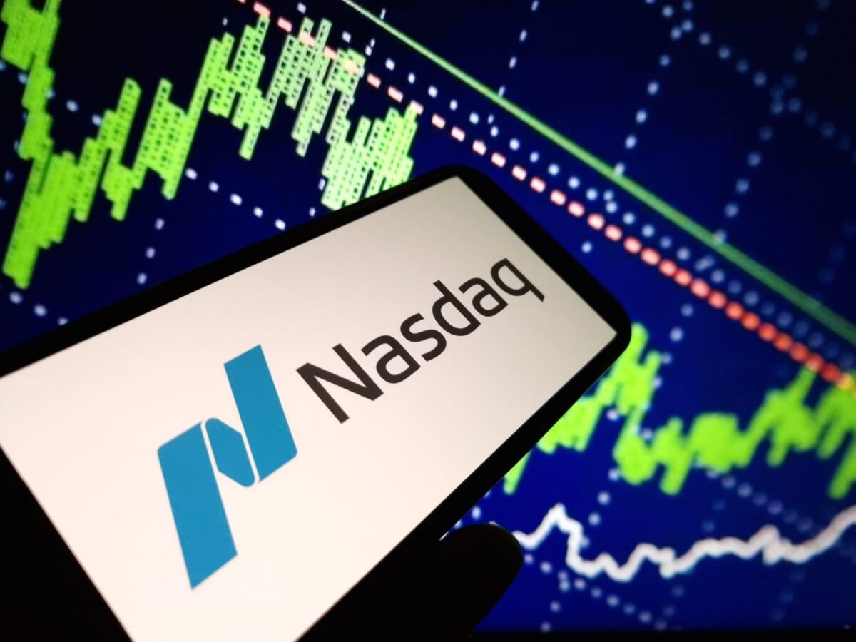 Ο Nasdaq έκλεισε στις 26.274 μονάδες, ο Dow Jones στις 49.704. Η Micron σημείωσε άνοδο 6,5% και η Nvidia σχεδόν 2%.