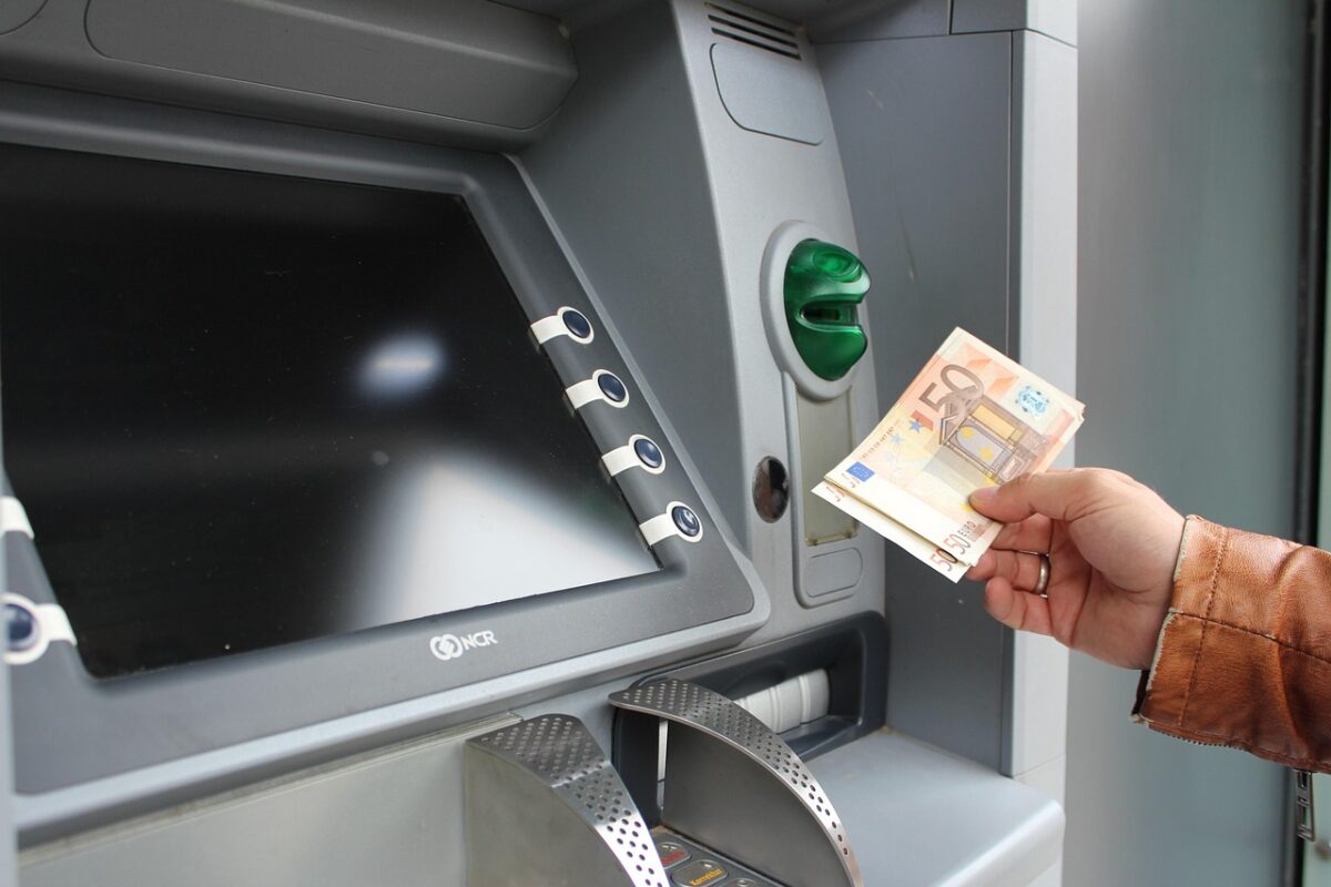 Επίδομα 300 ευρώ: Αυξάνεται η ενίσχυση για τους συνταξιούχους – Ποιοι το δικαιούνται