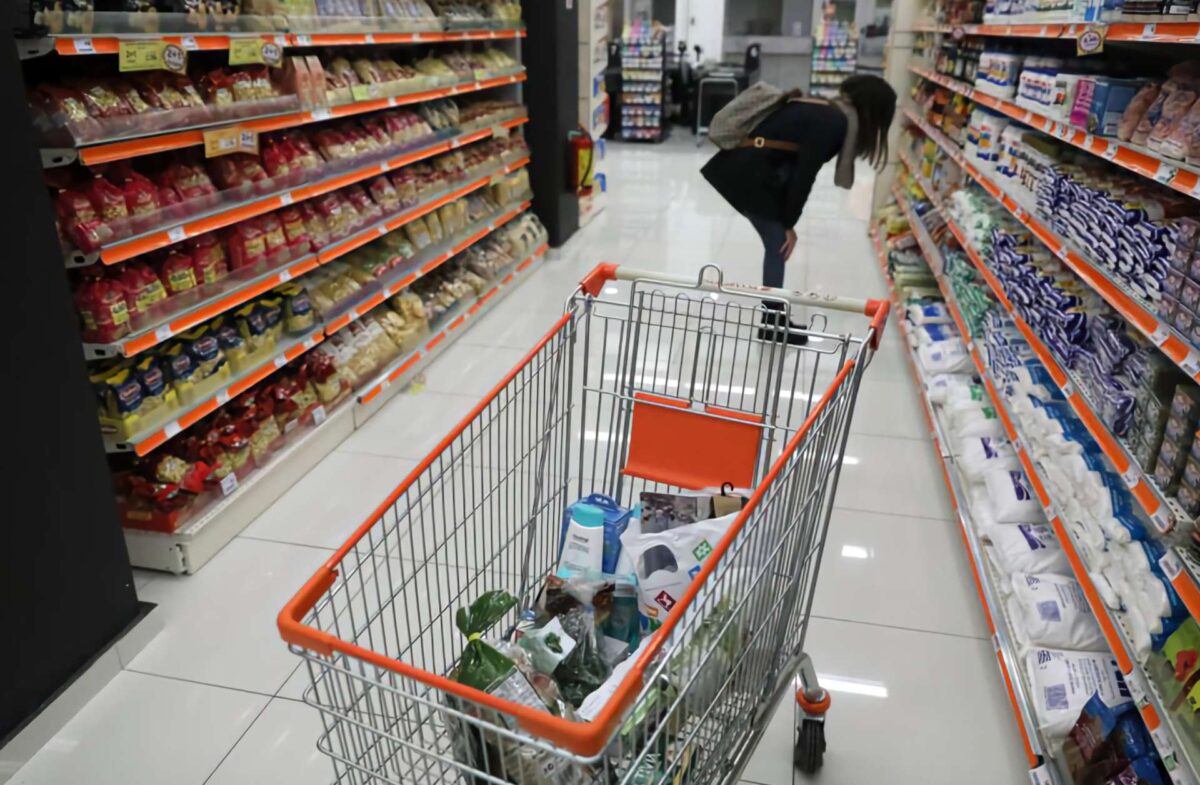 Στροφή Στάρμερ στην ακρίβεια με φόντο αντιδράσεις για τις τιμές τροφίμων
