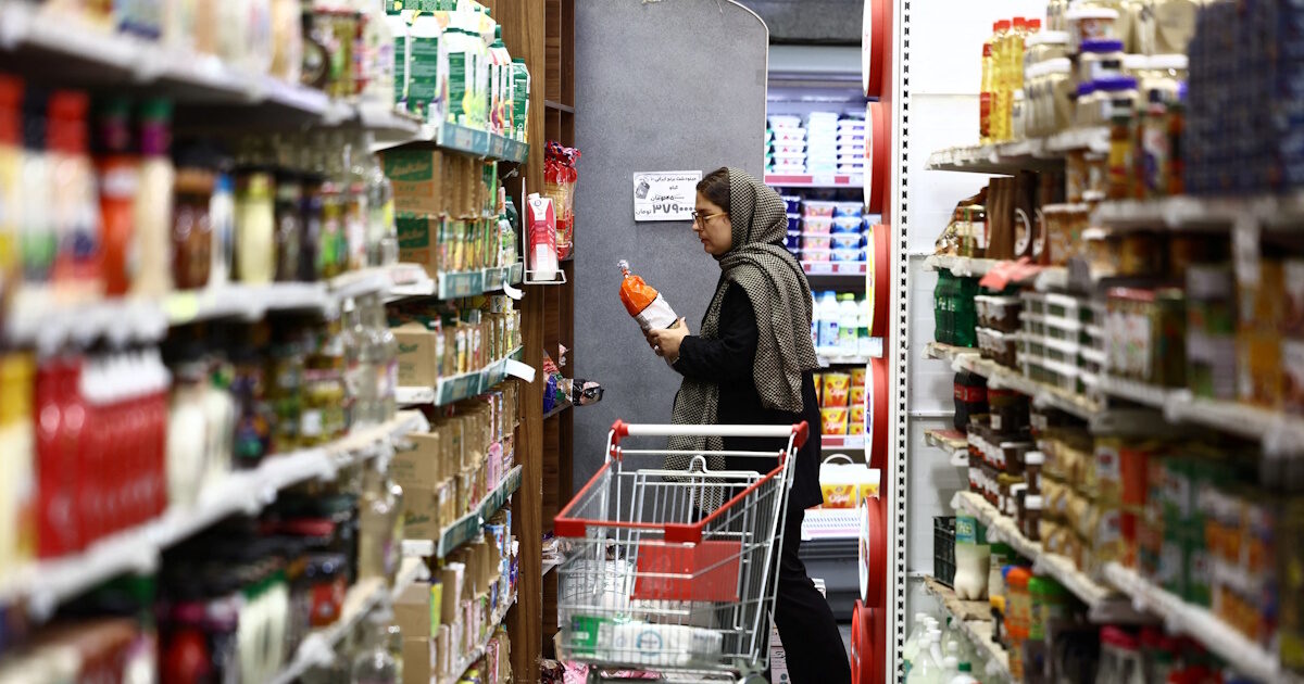 Η ακρίβεια και ο πληθωρισμός ωθούν τους πολίτες στο Ιράν στις αγορές με δόσεις και στα second hand προϊόντα