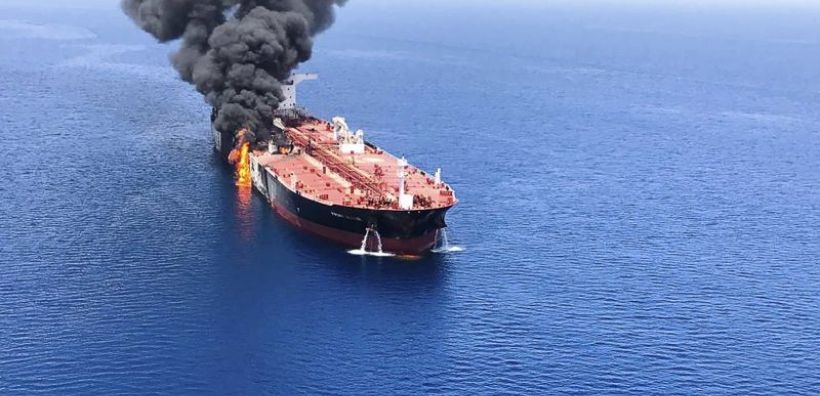 Έκρηξη έπληξε δεξαμενόπλοιο κοντά στο Στενό του Ορμούζ
