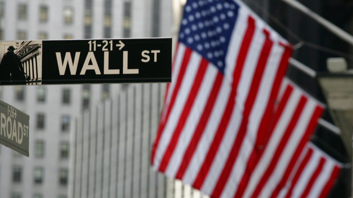 Η Wall Street υποχώρησε από τα υψηλά της. Το Ιράν καθυστερεί την απάντηση για συμφωνία