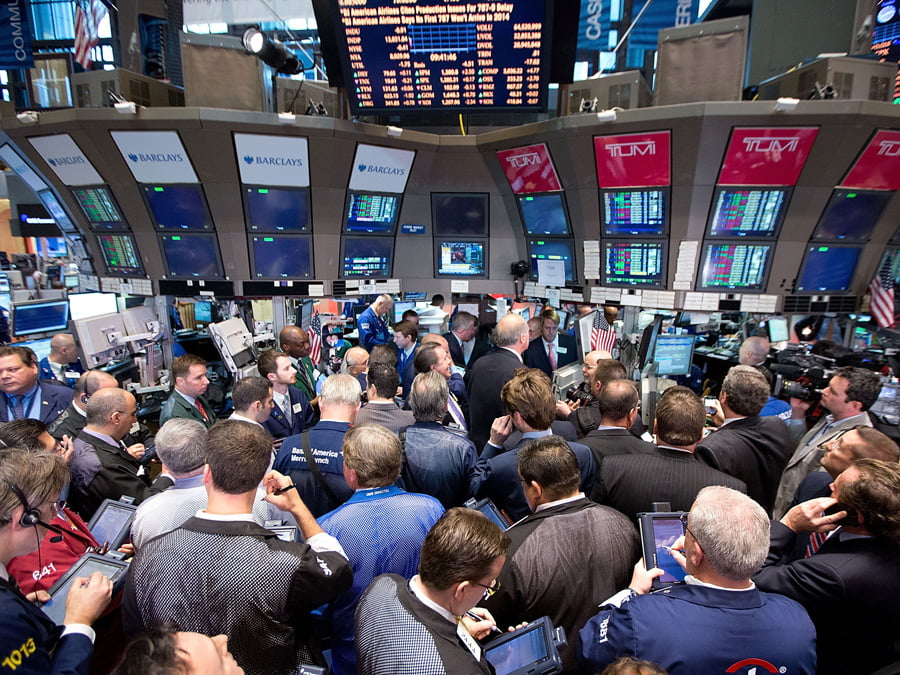 Η Wall Street ανέβηκε σε ιστορικά υψηλά. Χαλάρωσε η ένταση με το Ιράν και έπεσε το πετρέλαιο