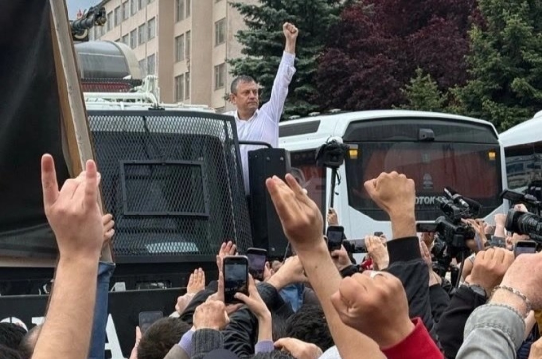 Τουρκία: Βίαιη έφοδος της αστυνομίας στα γραφεία του CHP – Συγκεντρώσεις σε Κωνσταντινούπολη και Άγκυρα