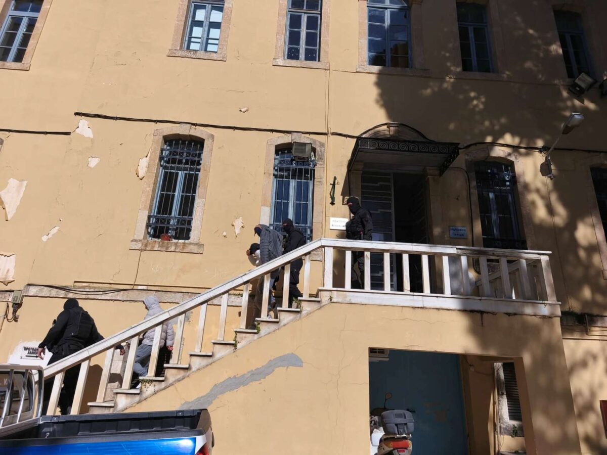 Χανιά: Προσωρινά κρατούμενοι δύο συλληφθέντες για την υπόθεση τηλεφωνικών απατών