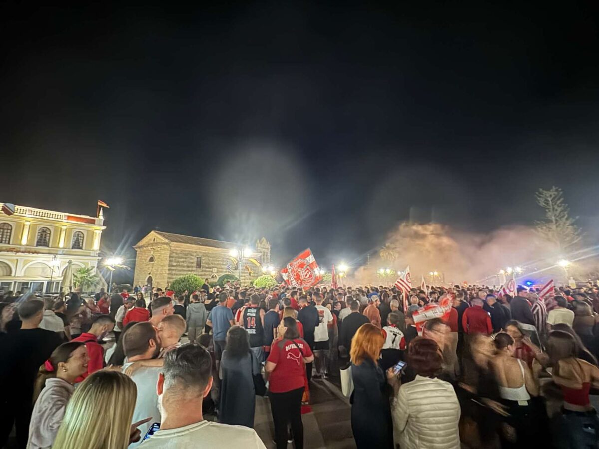 Με τραγούδια και βεγγαλικά οι πανηγυρισμοί στη Ζάκυνθο για την κατάκτηση του τροπαίου από τον Ολυμπιακό