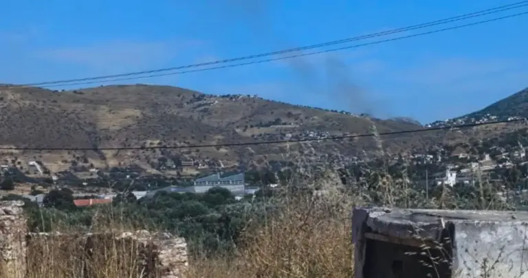 Φωτιά στην Κερατέα – Eπιχειρούν πάνω από 60 πυροσβέστες