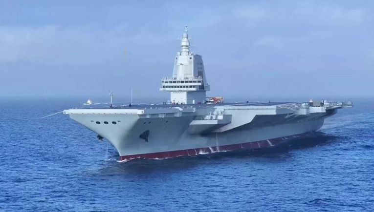 Επίδειξη ισχύος στο Στενό: το αεροπλανοφόρο Fujian διασχίζει την Ταϊβάν εν μέσω ασκήσεων