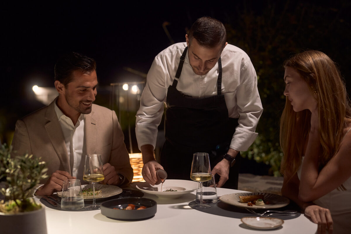 Το εστιατόριο «Galazia Hytra» υποδέχεται τη θερινή σεζόν  στο Summer Senses Luxury Resort