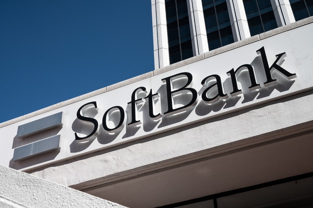 Η SoftBank ρίχνει 75 δισ. ευρώ στη Γαλλία για την AI