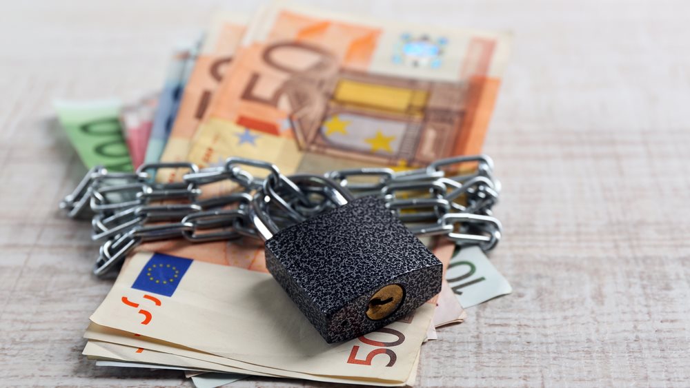 Στα 1.600 ευρώ το ακατάσχετο στους τραπεζικούς λογαριασμούς – Τι αλλάζει για εκατομμύρια καταθέτες