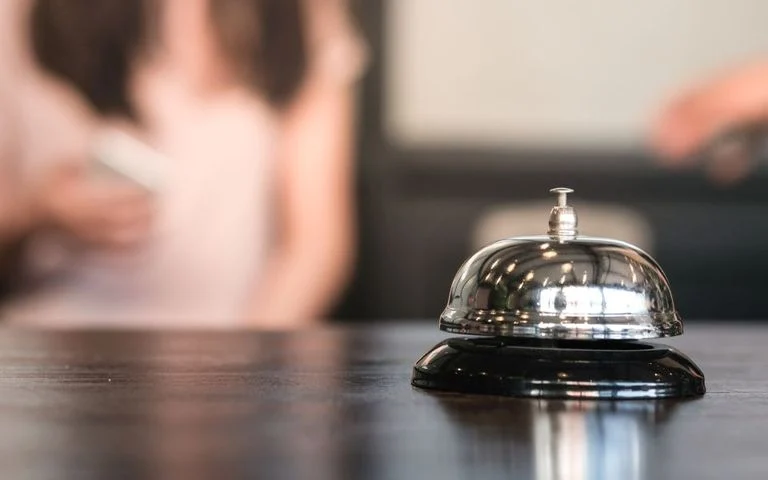 ΠΟΕΕΤ: Από σήμερα η αύξηση 2% στους βασικούς μισθούς ξενοδοχοϋπαλλήλων