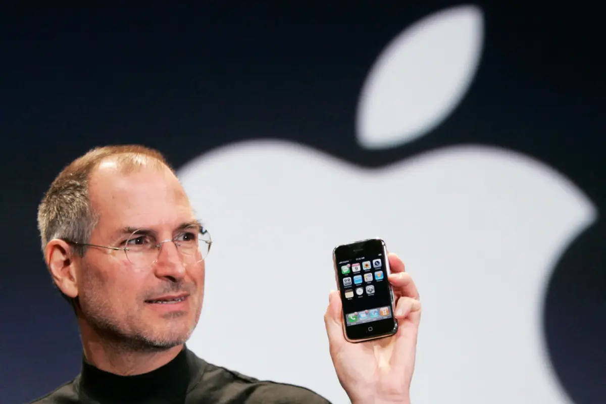 Η Apple λανσάρει το πρώτο iPhone και αλλάζει την αγορά κινητής τηλεφωνίας