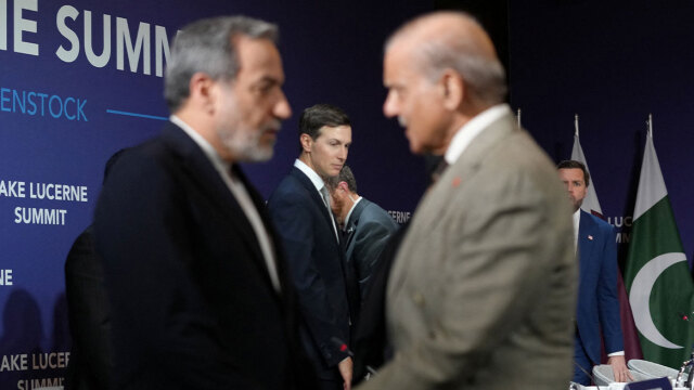 Θρίλερ στην Ελβετία: Ο Τραμπ ανάβει φωτιές στις συνομομιλίες για ειρήνη – Το Ιράν απαντά με… ιαχές πολέμου