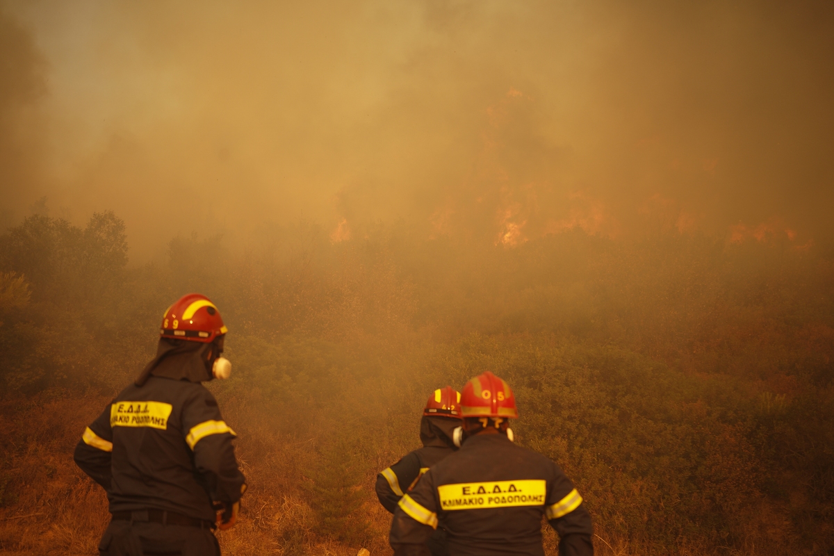 Φωτιά στα Άνω Λιόσια: Μάχη με τις φλόγες!