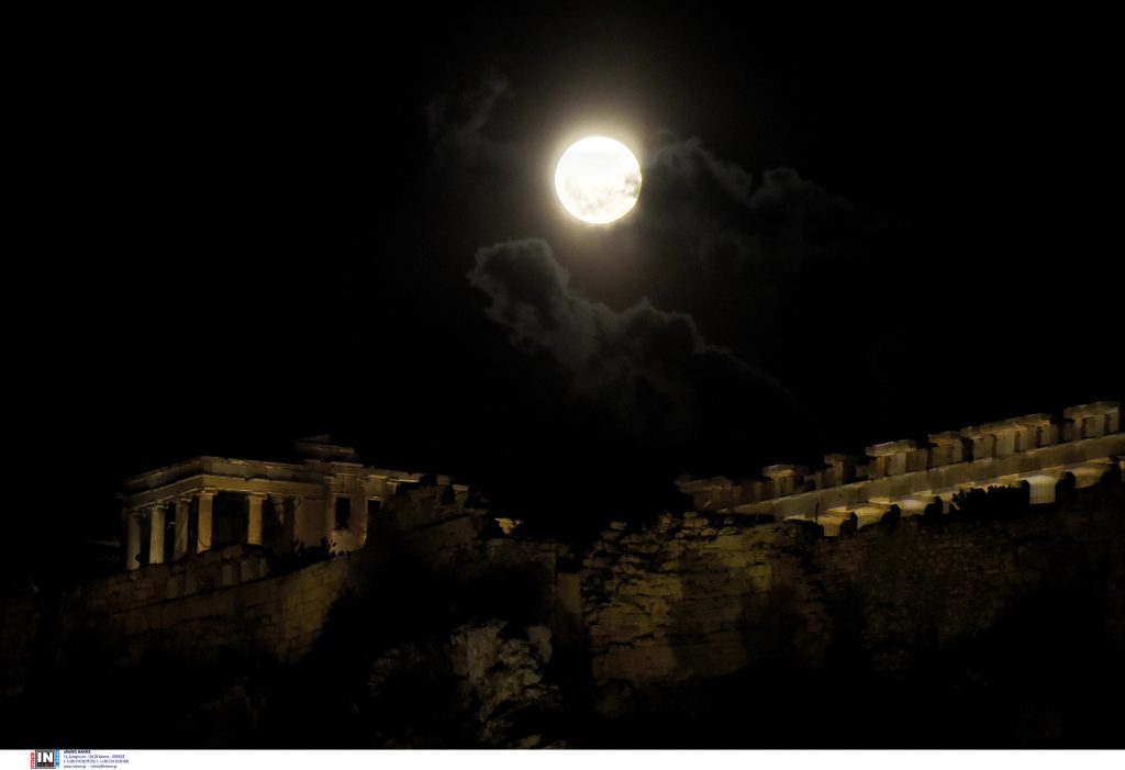 Φεγγάρι της Φράουλας: Το υπερθέαμα που βάφει τον ουρανό!