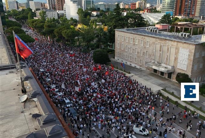 Κούσνερ στην Αλβανία: Παγώνουν οι λογαριασμοί, βράζει ο τόπος